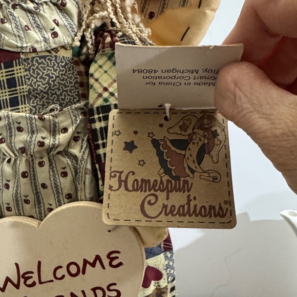 Homespun Creations Angel holding Welcome Friends sign. 16” - Picture 4 of 9